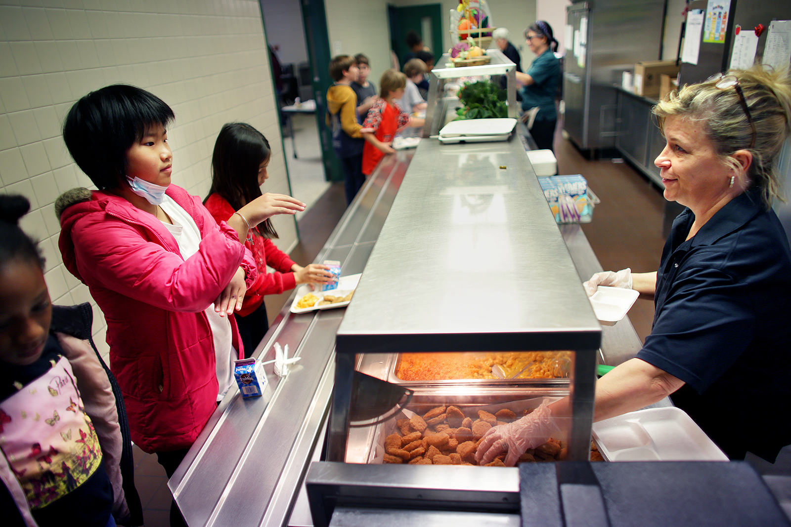 students-learn-sign-language-to-communicate-with-cafeteria-worker